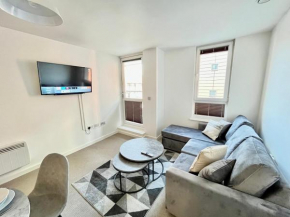 2 Bedroom, 2Bathroom Modern Apartment close to Ocean Village, Free parking, Single or Double beds